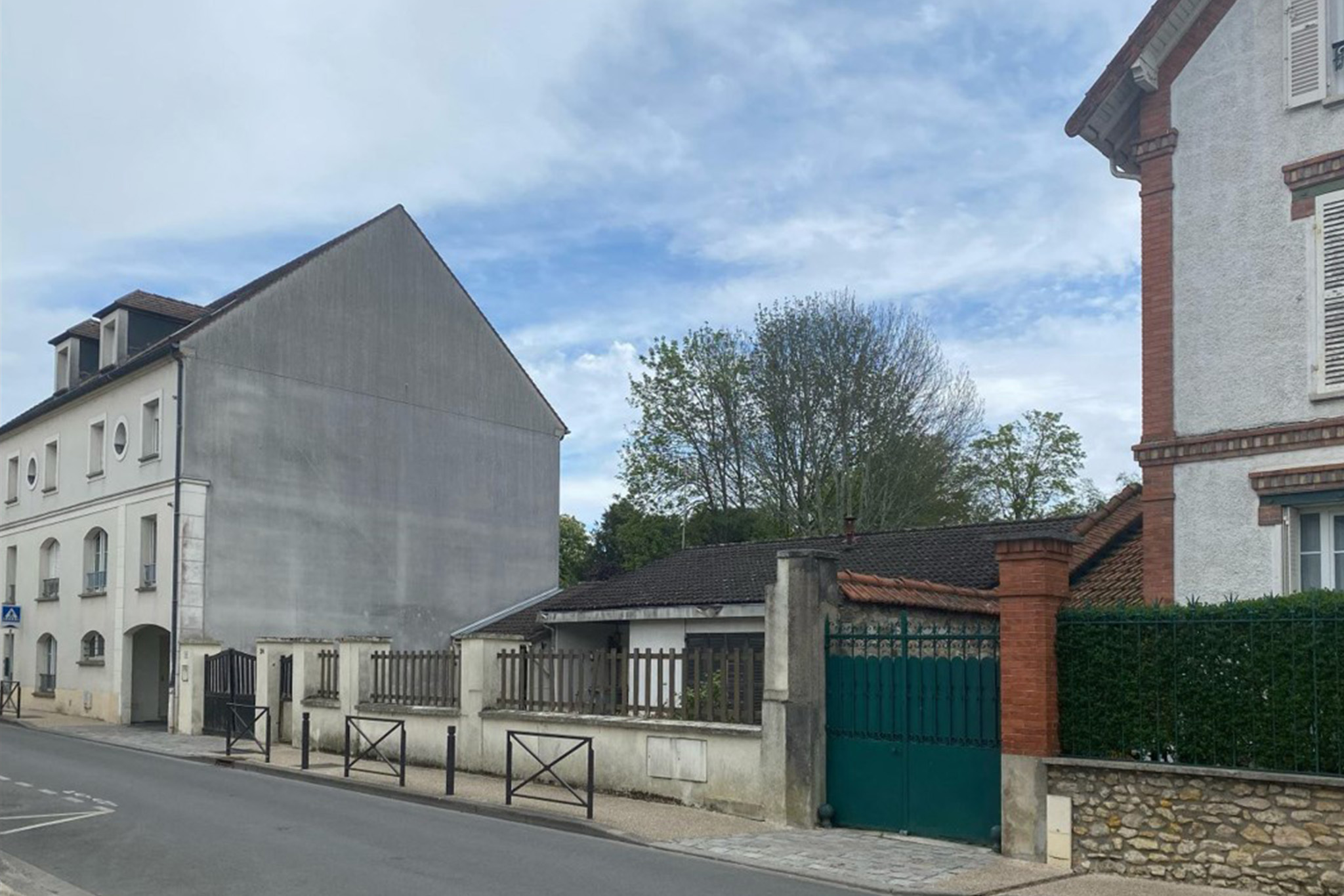 Réalisée en collaboration avec l’agence EKAU, la Résidence L’Intervalle propose une architecture contemporaine pensée pour créer un cadre de vie harmonieux. Le projet valorise les volumes, la lumière naturelle et une relation équilibrée entre les espaces bâtis et leur environnement.