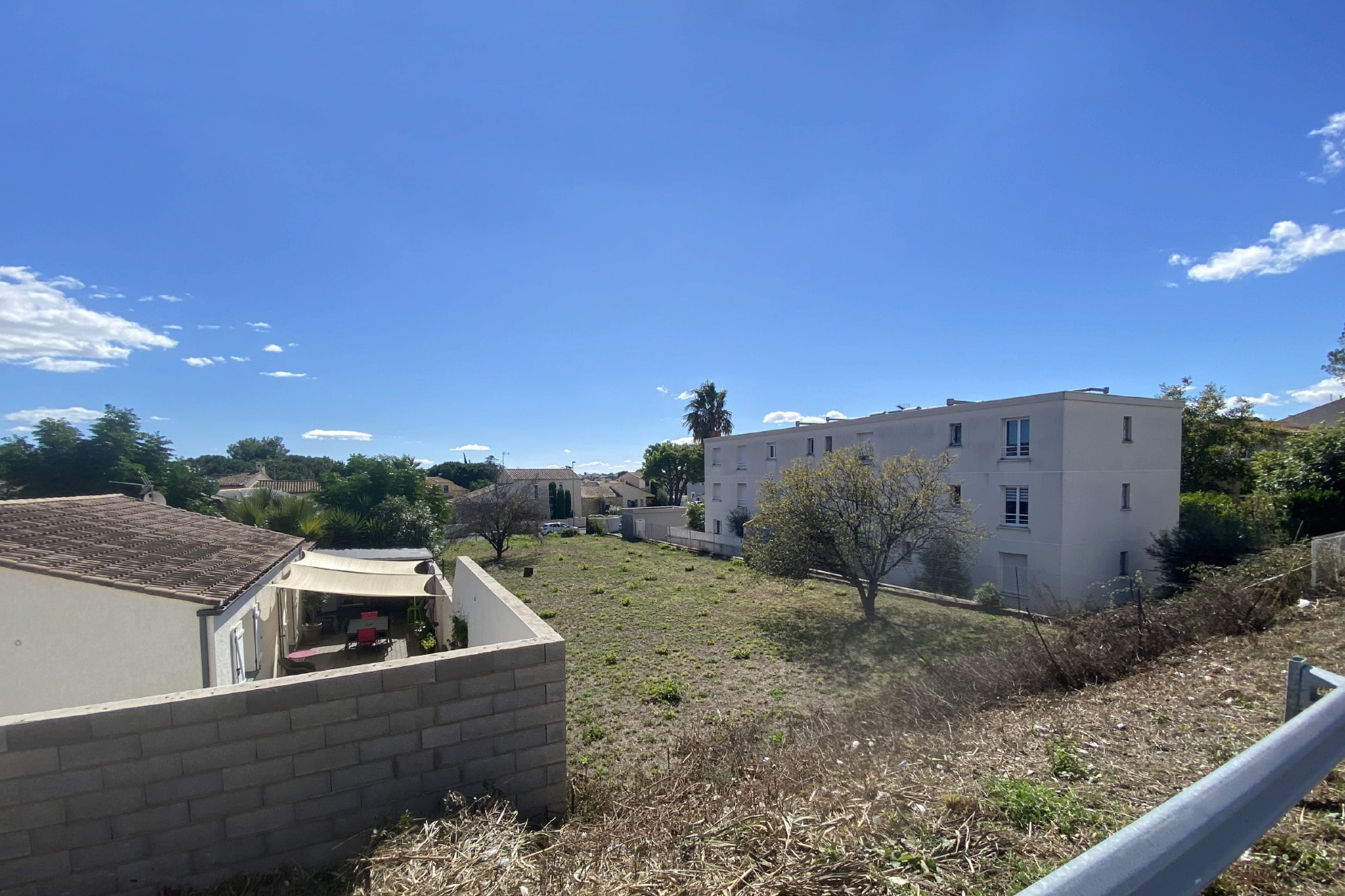 Vue du projet L'Horizon du Sud, conçu par l'agence d'architecture NFAU en collaboration avec l'agence EKAU, mettant en valeur une architecture contemporaine, des espaces de vie lumineux, des volumes harmonieux et une intégration soignée dans son environnement.