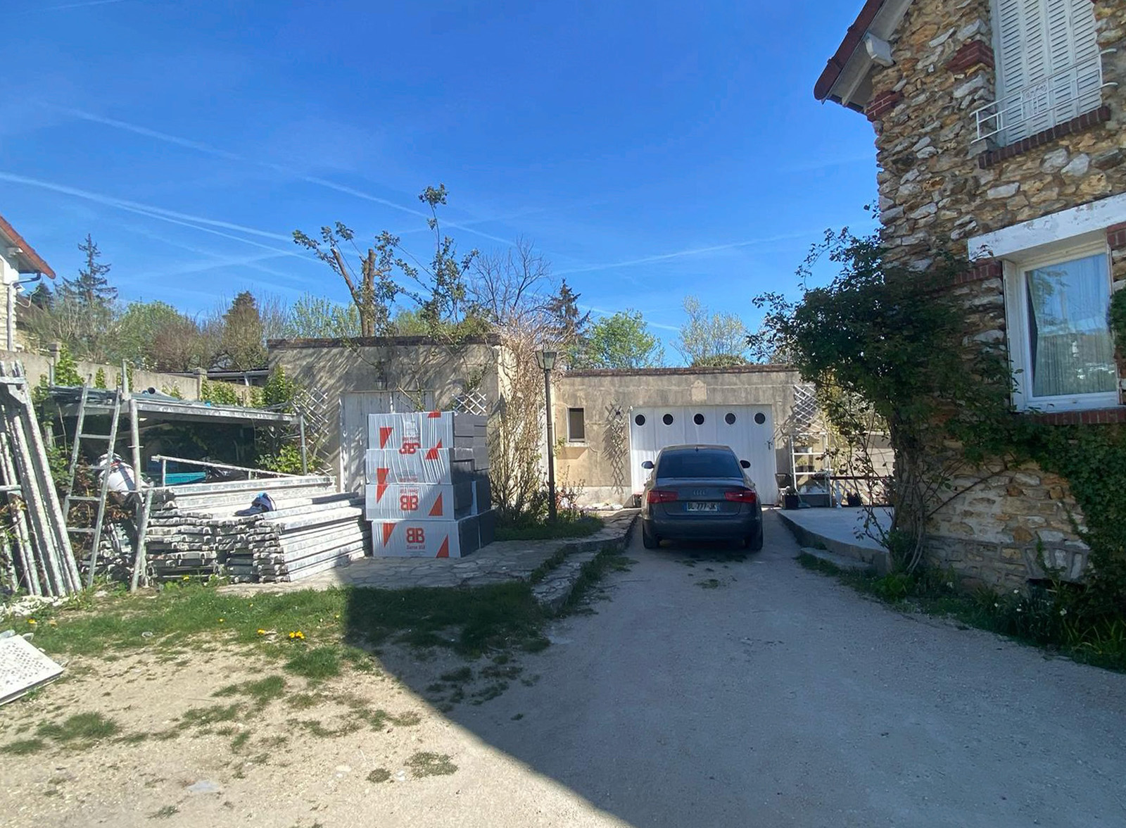 Projet de réhabilitation d'une dépendance transformée en habitation, illustrant l'optimisation des volumes, la qualité des finitions et l'approche architecturale développée par l'agence d'architecture NFAU.