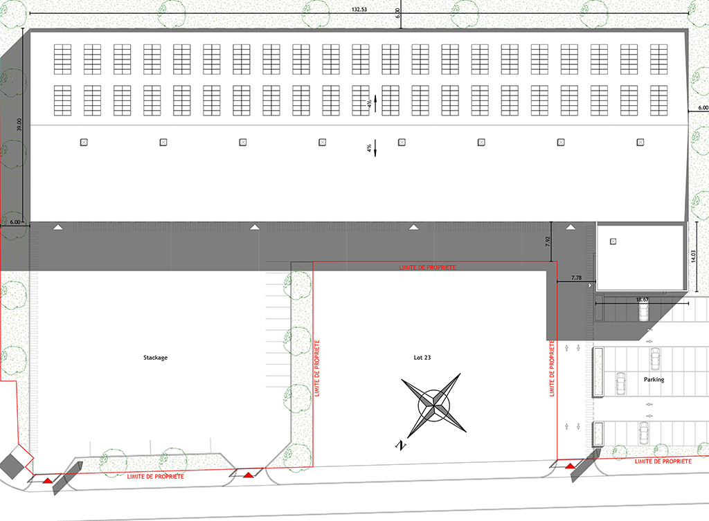 Vue de la plateforme tertiaire con&ccedil;ue par les agences d'architecture NFAU & EKAU, mettant en valeur l'organisation des espaces de travail, la gestion des flux de circulation et une architecture contemporaine pens&eacute;e pour r&eacute;pondre aux besoins des activit&eacute;s professionnelles.